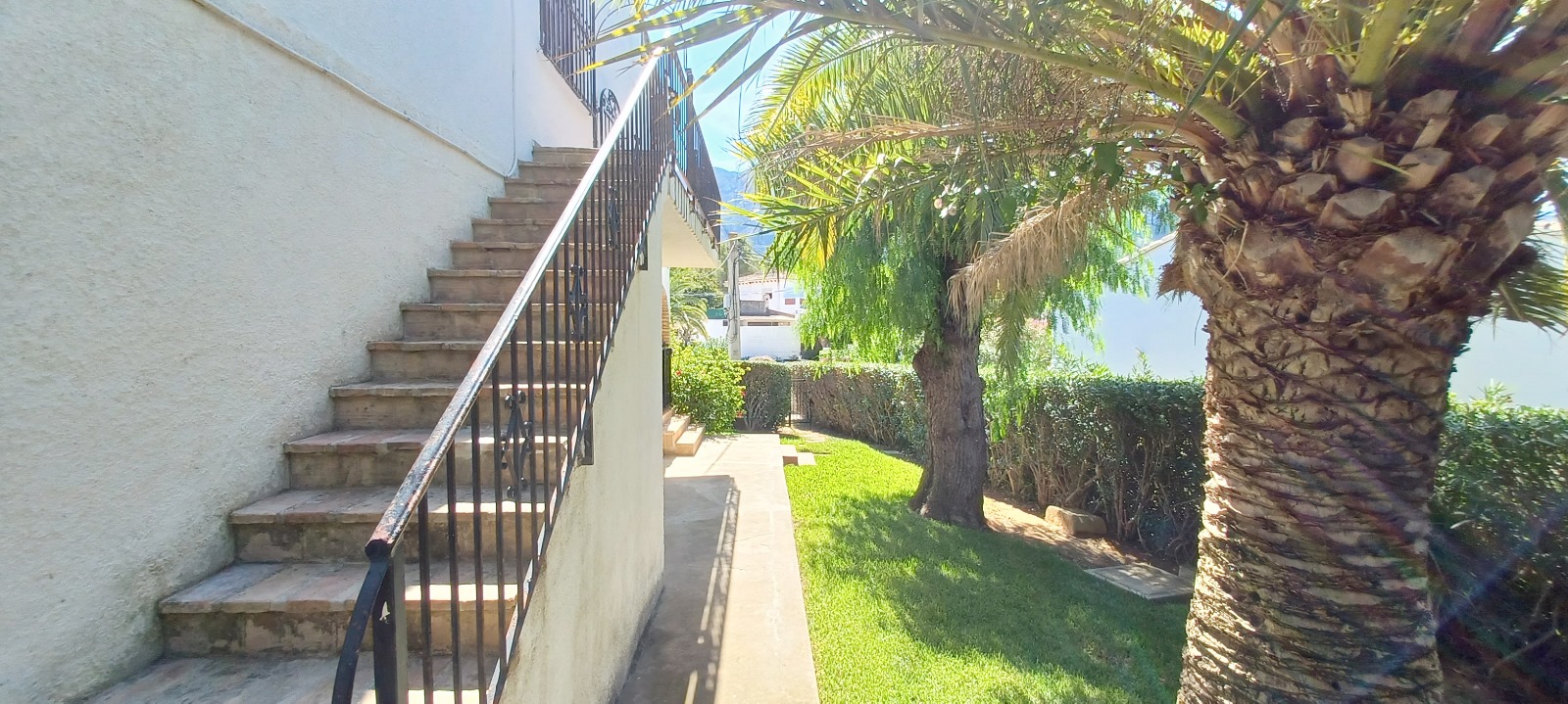 Garden and entrance area at Park Montesol residential complex