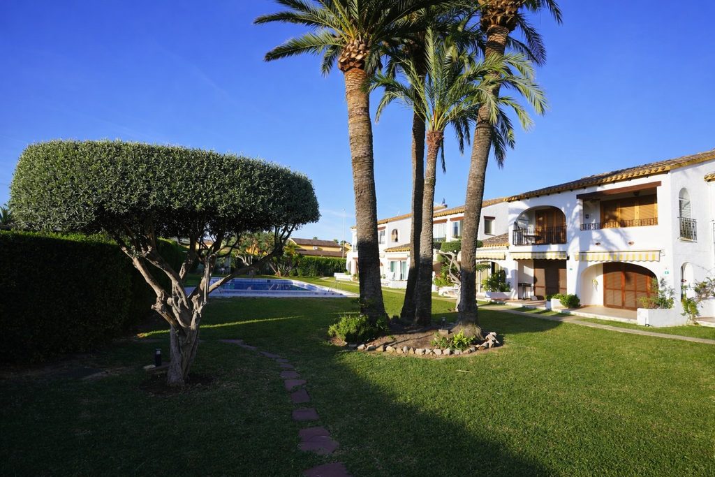 Apartments at Retiro Sol in Denia with communal garden and swimming pool