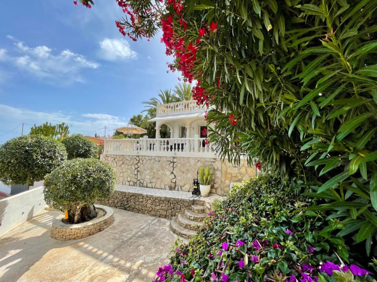 Garden terrace with flowers at Villa Orquídea in Dénia