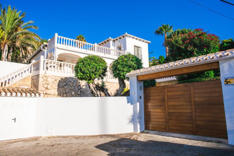 Entrance and garage of Villa Orquídea in Dénia