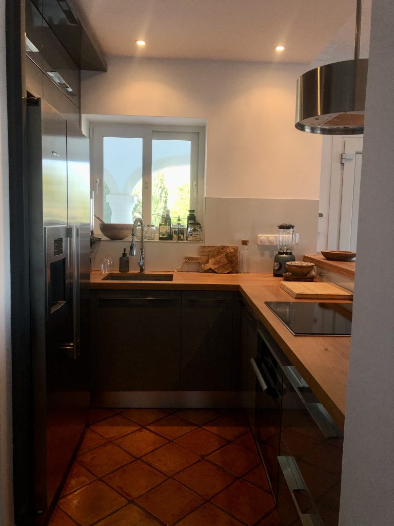 Modern kitchen with cabinets at Villa Orquídea in Dénia