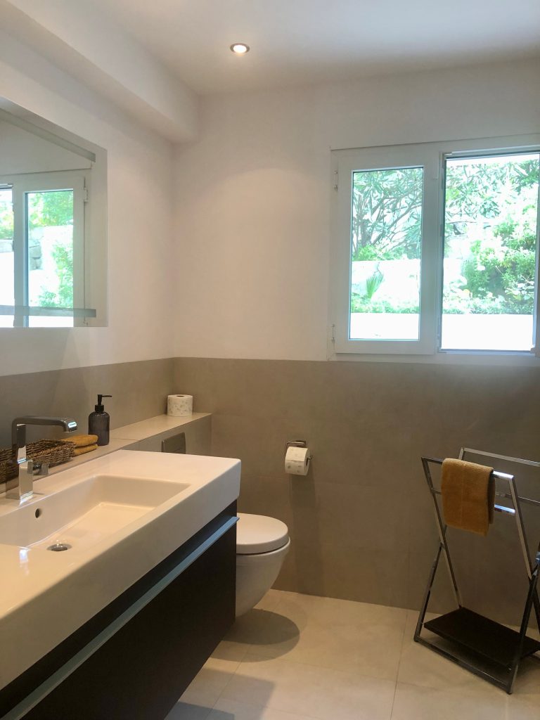 Bathroom with bathtub and sink at Villa Orquídea in Dénia