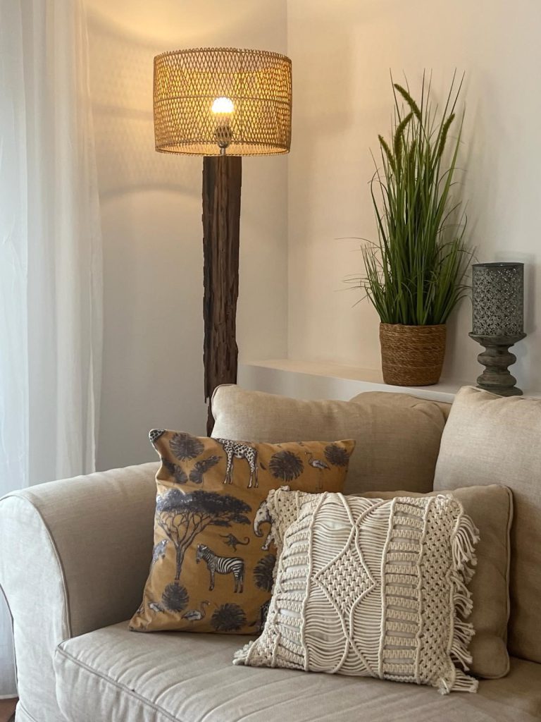 Living room seating area with lamp at Villa Orquídea in Dénia