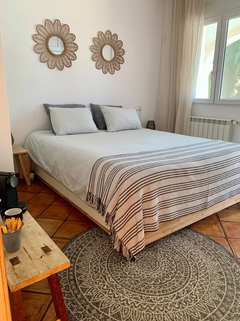 Bedroom with double bed at Villa Orquídea in Dénia