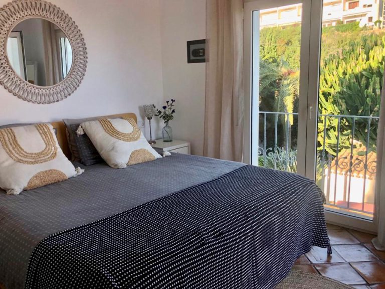 Bedroom with balcony at Villa Orquídea in Dénia