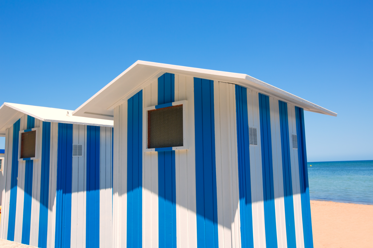 Blue and white beach cabin on the beach in Dénia