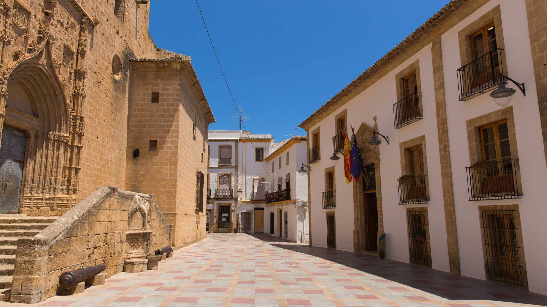 Narrow street in Jávea old town with whitewashed houses