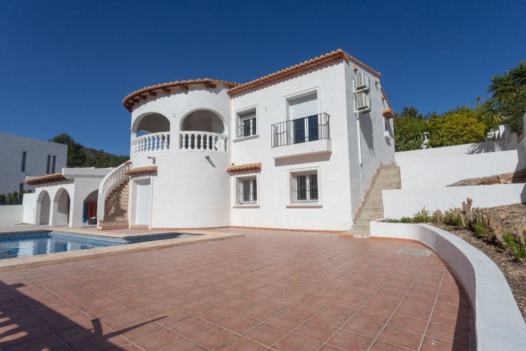 Exterior of Villa Vino with terrace and pool in Pedreguer