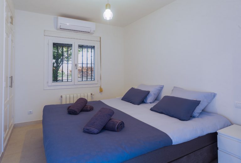 Bedroom with double bed at Villa Vino in Pedreguer