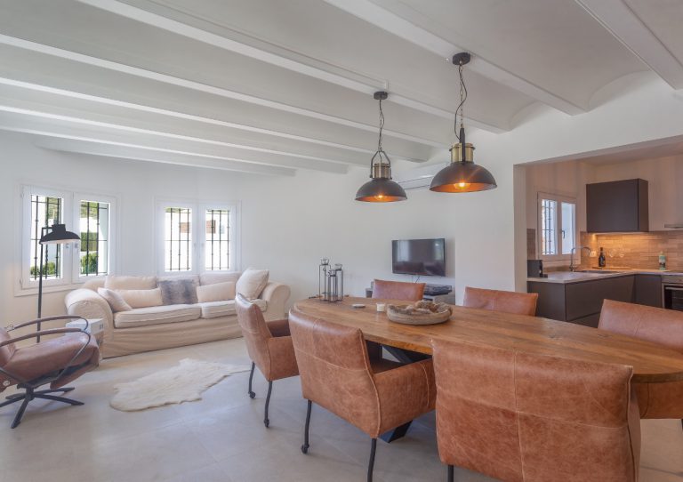 Living room with open kitchen at Villa Vino in Pedreguer