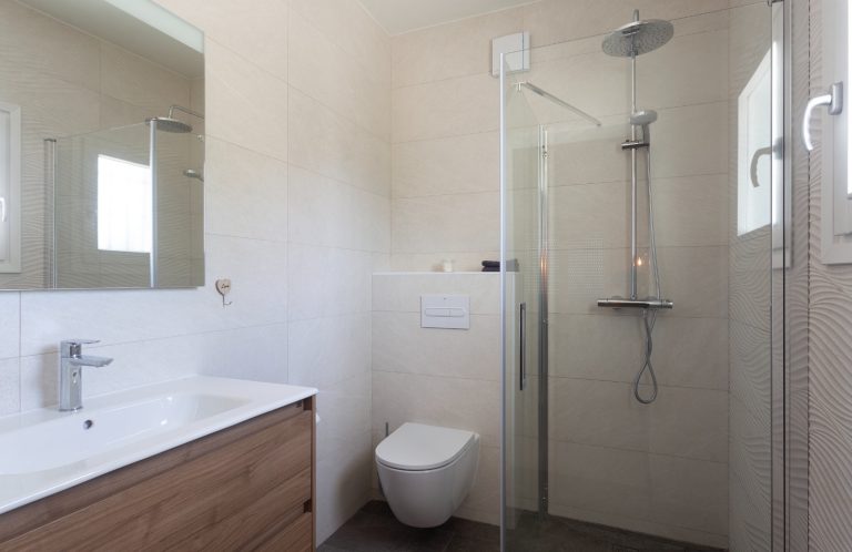 Bathroom with shower and sink at Villa Vino in Pedreguer