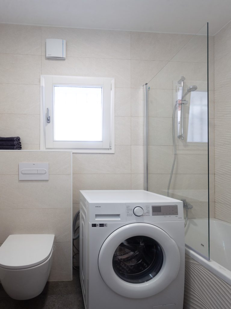 Bathroom with washing machine at Villa Vino in Pedreguer