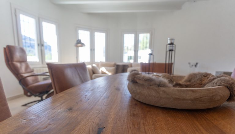 Living room with sofa and armchairs at Villa Vino in Pedreguer