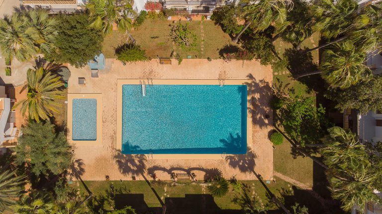 Aerial view of the pool area at apartment El Patio in Dénia