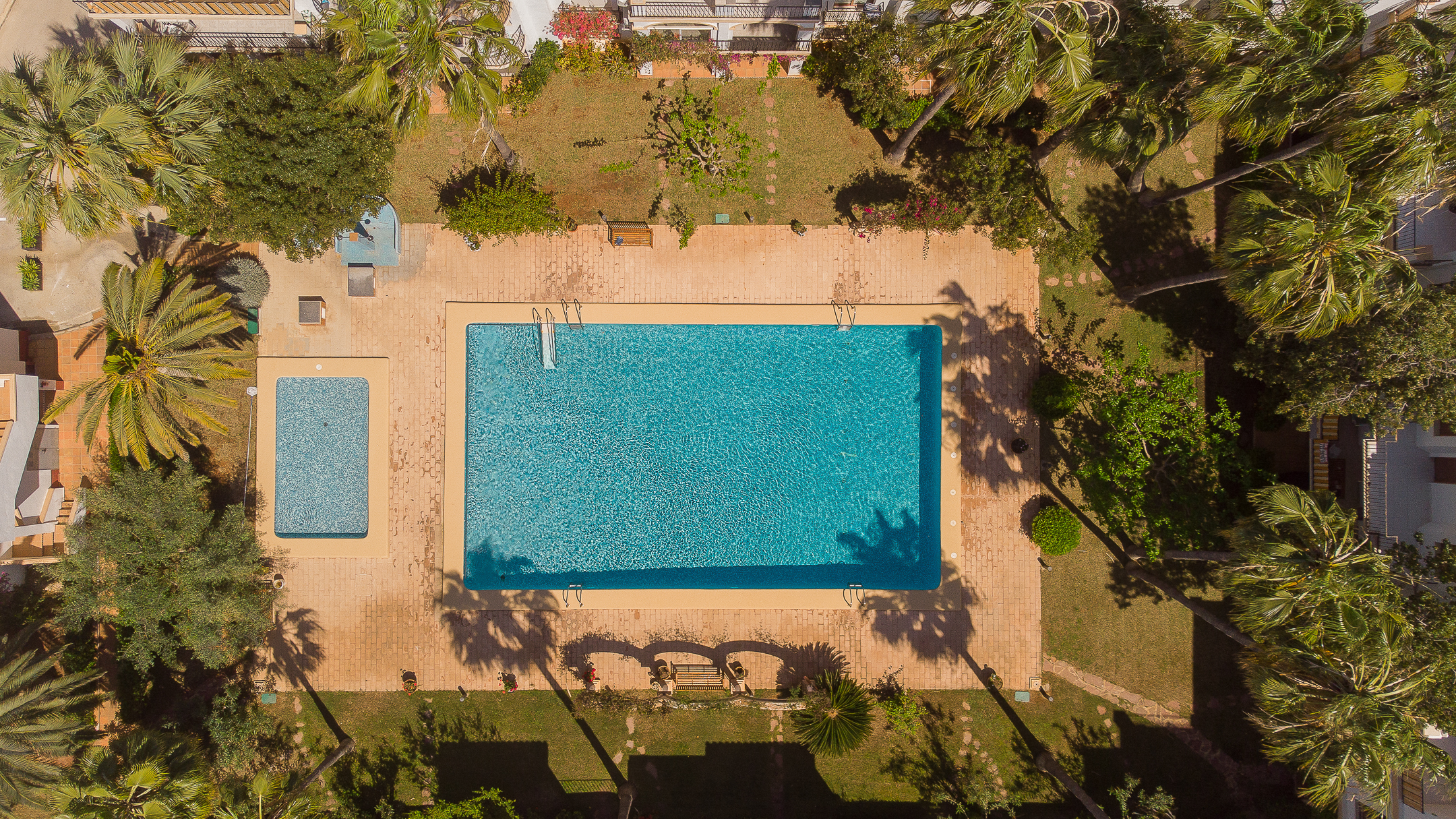 Aerial view of the pool area at apartment El Patio in Dénia