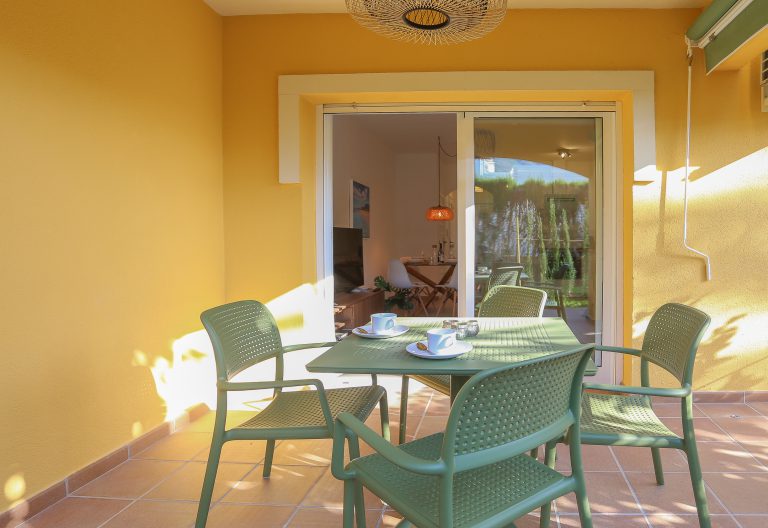 Terrace with outdoor dining table at apartment Alquería Sol in Dénia