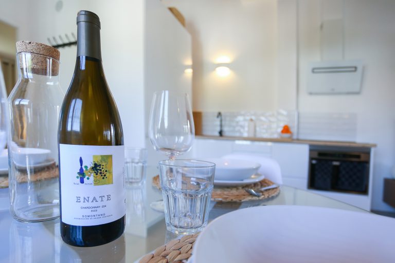 Kitchen with wine and table setting at apartment Montesol in Dénia