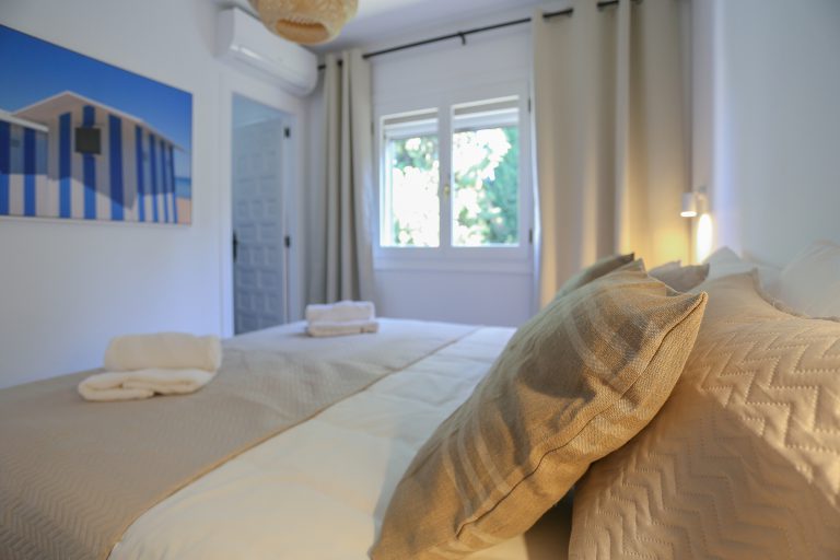 Bedroom with double bed at apartment Montesol in Dénia