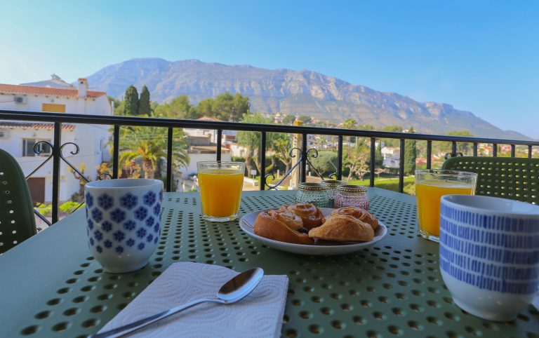 Terrace with drinks and mountain view at apartment Montesol in Dénia