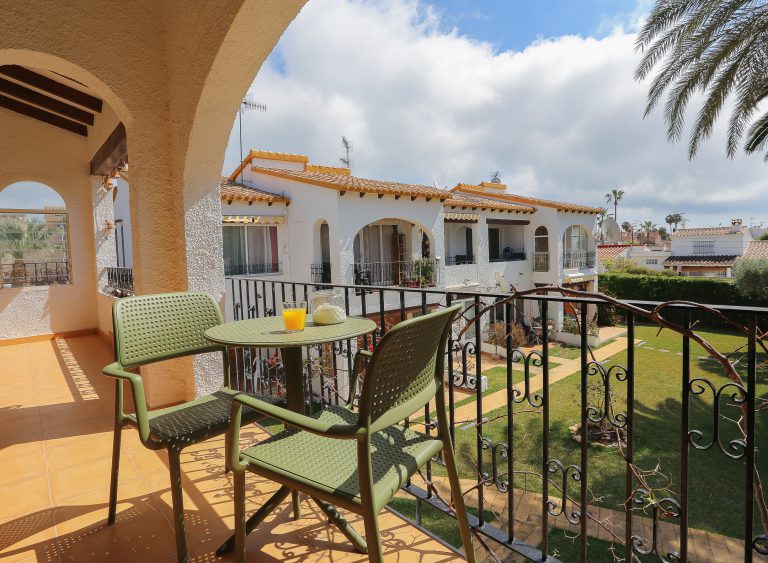 Terrace with outdoor dining table at apartment Retiro Sol B14 in Dénia