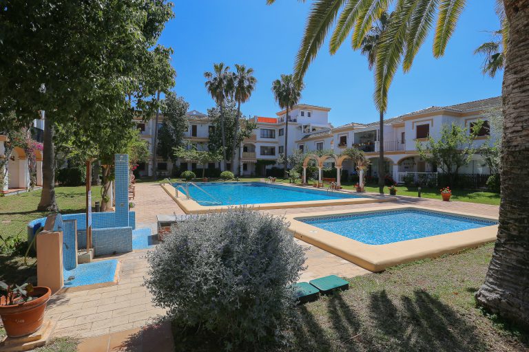 Swimming pool at the residential complex of apartment El Patio in Dénia