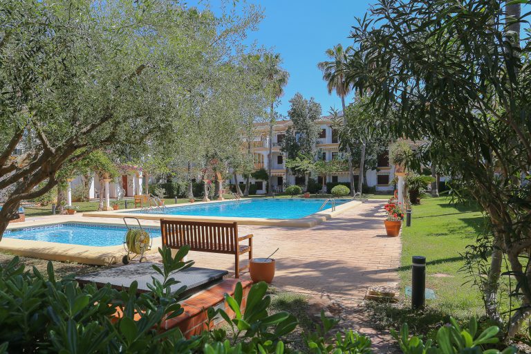 Garden and swimming pool at apartment El Patio in Dénia