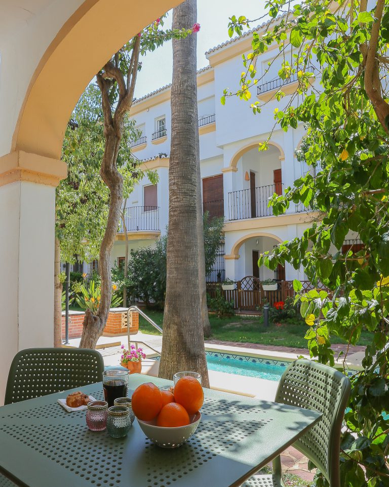 Covered terrace with table at apartment El Patio in Dénia