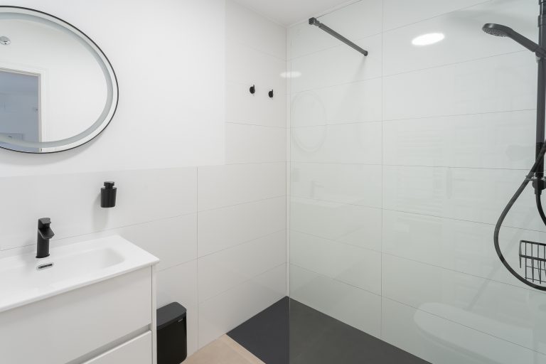 Bathroom with sink and mirror at apartment El Patio in Dénia