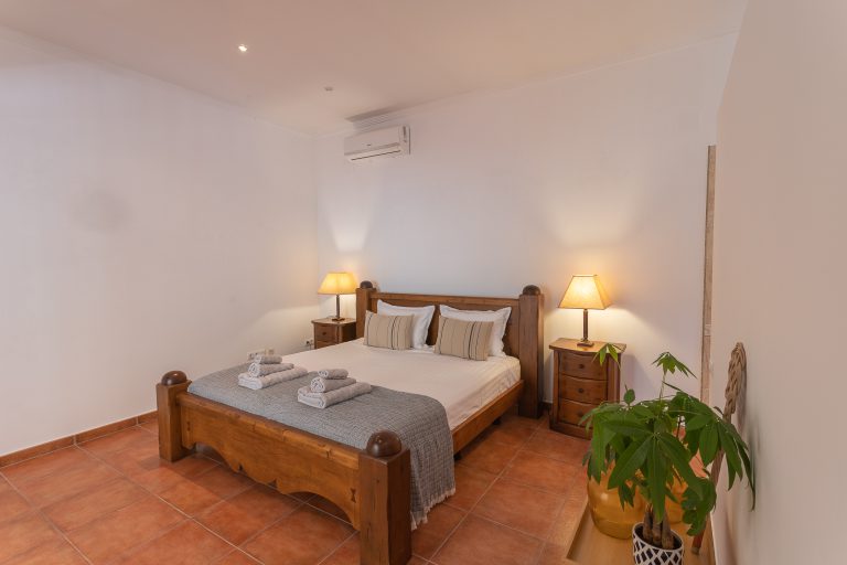 Bedroom with double bed at Villa Casa Joni in Orba