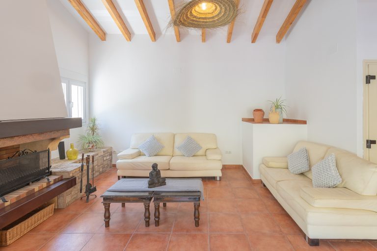 Living room with wooden ceiling beams at Villa Casa Joni in Orba