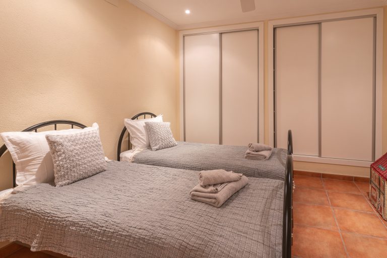 Bedroom with bedside lamp at Villa Casa Joni in Orba