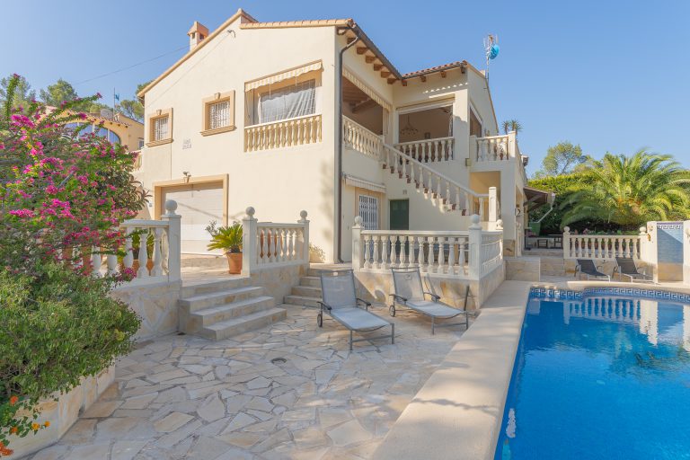 Exterior of Villa Casa Joni and swimming pool in Orba