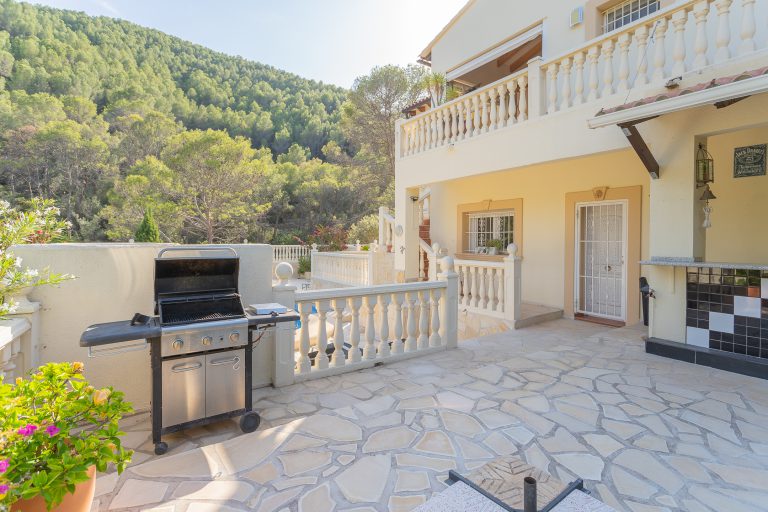 Outdoor terrace and barbecue area at Villa Casa Joni in Orba