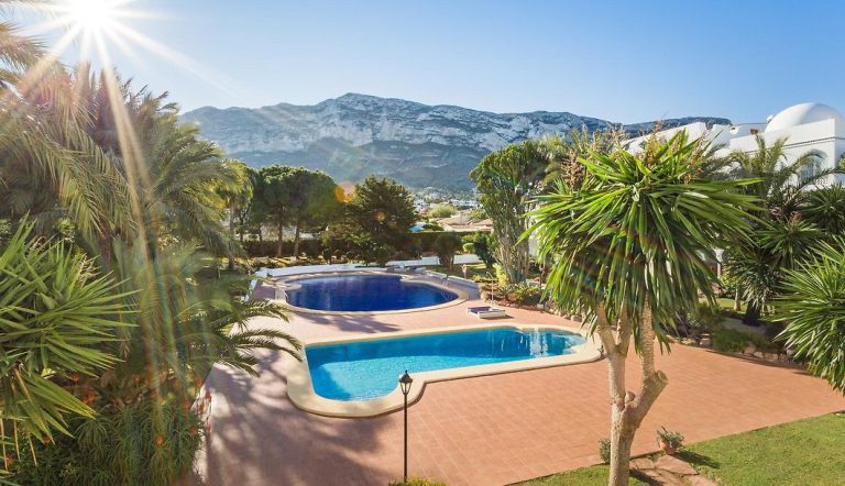 Communal pool surrounded by palm trees at apartment Al Khalif 2 near Dénia