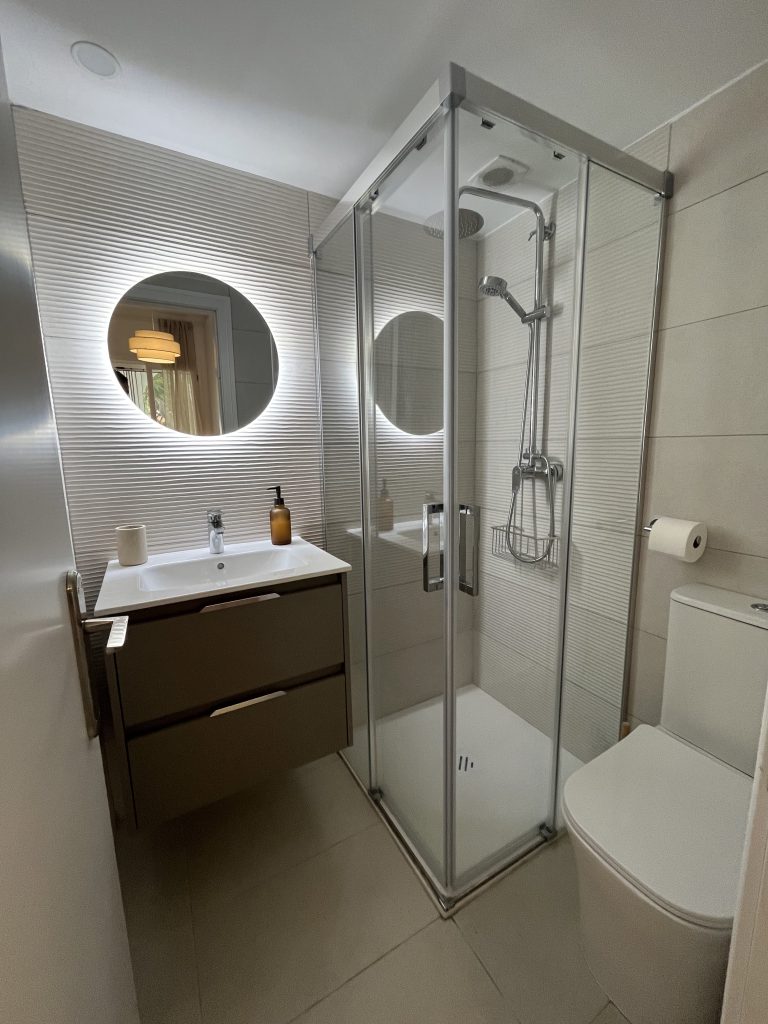 Bathroom with sink and shower at apartment Al Khalif 2 near Dénia