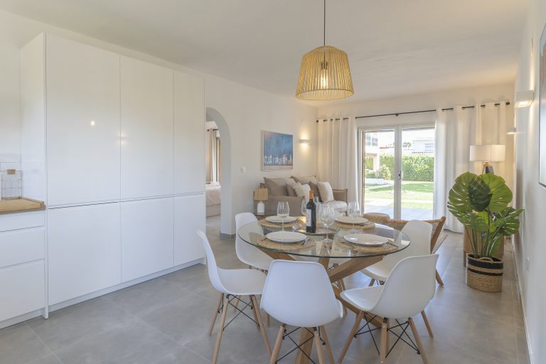 Dining area with open kitchen at apartment Retiro Sol B01 in Dénia