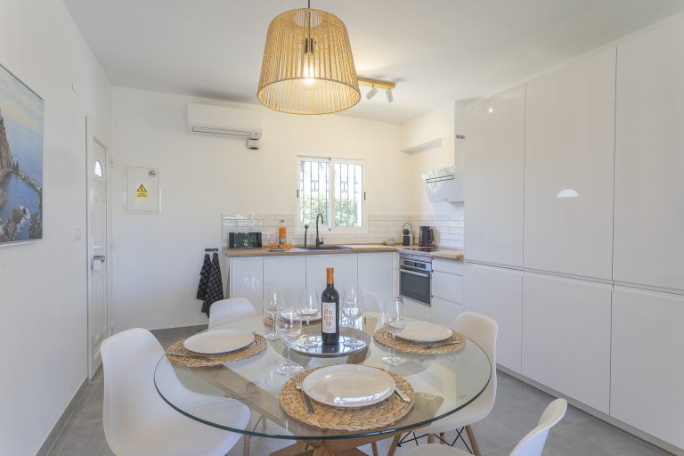 Dining table in the living area of apartment Retiro Sol B01 in Dénia