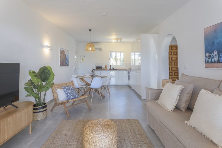 Bright living room with sofa at apartment Retiro Sol B01 in Dénia