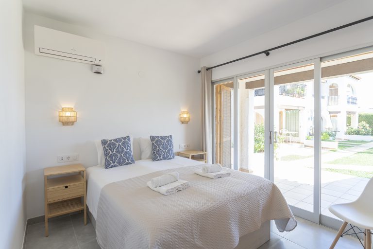 Bedroom with terrace doors at apartment Retiro Sol B01 in Dénia