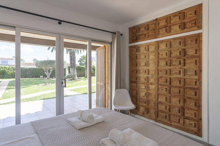 Bedroom with sliding doors at apartment Retiro Sol B01 in Dénia