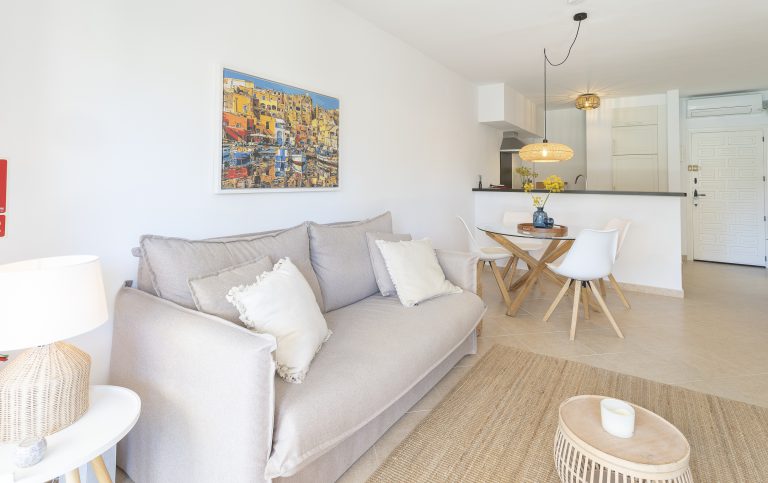 Bright living room with sofa at apartment Retiro Sol A1 in Dénia