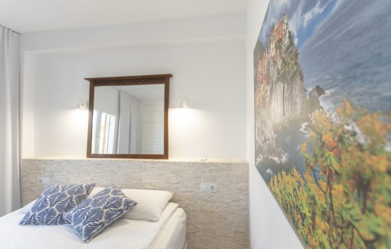 Bedroom with double bed at apartment Retiro Sol A1 in Dénia