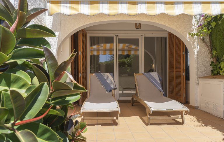 Entrance and outdoor seating area at apartment Retiro Sol A1 in Dénia