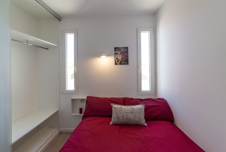 Bedroom with natural light at apartment Retiro Sol A09 in Dénia