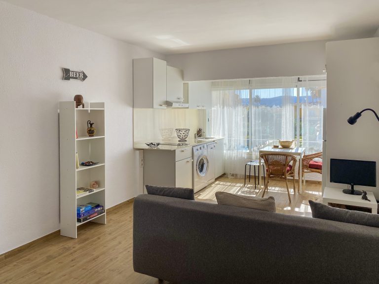 Living room with sofa and open kitchen at apartment Retiro Sol A05 in Dénia