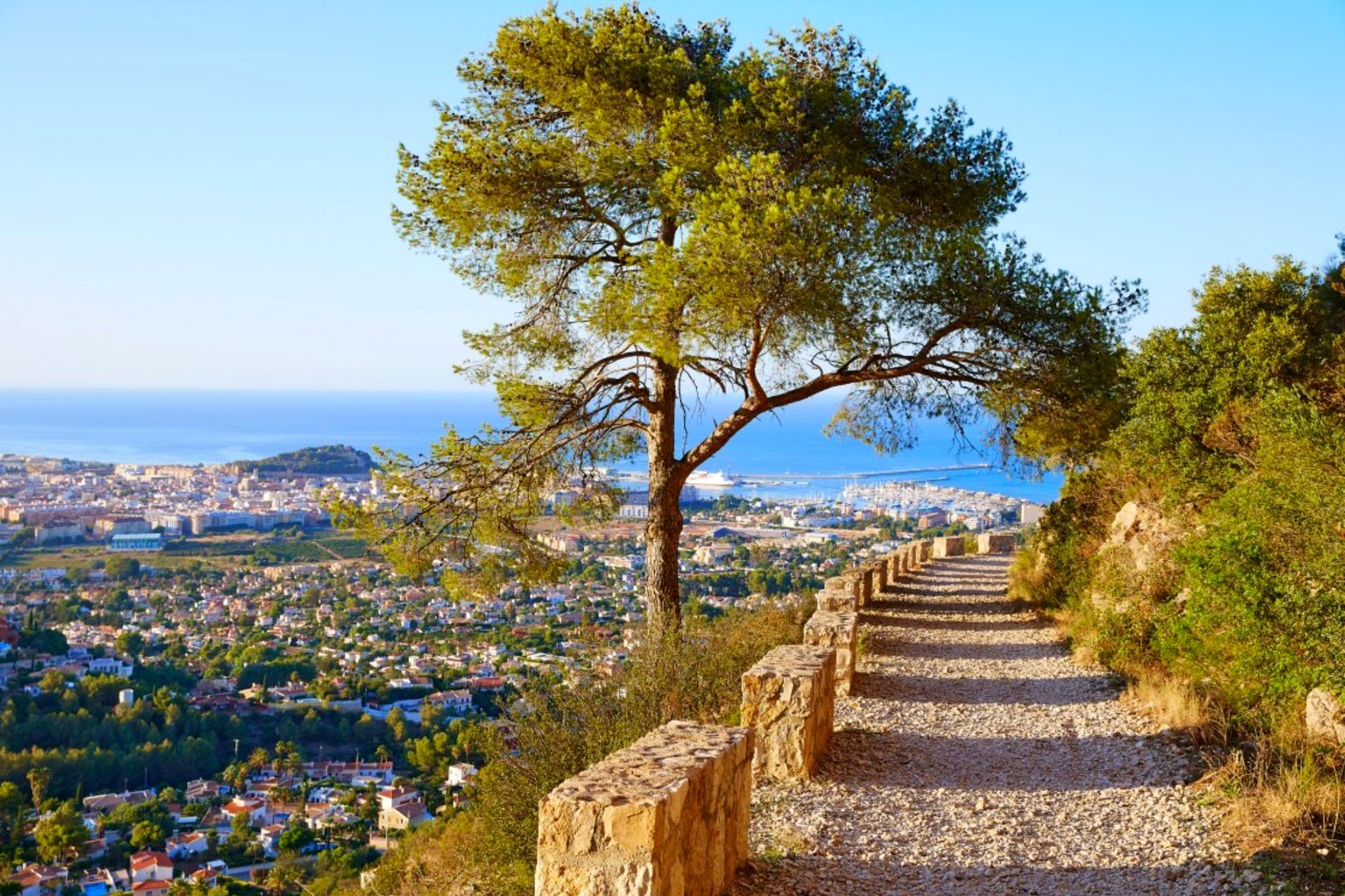 Coastal walking path and natural surroundings in the Costa Blanca North